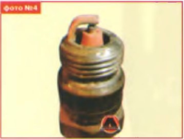 Спідниця електрода свічки, показаного на фото №4, має характерний відтінок кольору червоної цегли