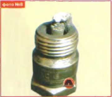 Свіча запалювання, зображена на фото №8, має електрод, покритий зольными відкладеннями
